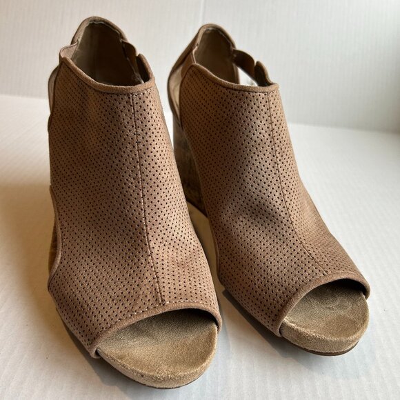 Life Stride Shoes - Women's Lifestride Soft System Perforated Wedge Sandal Tan Size 9.5